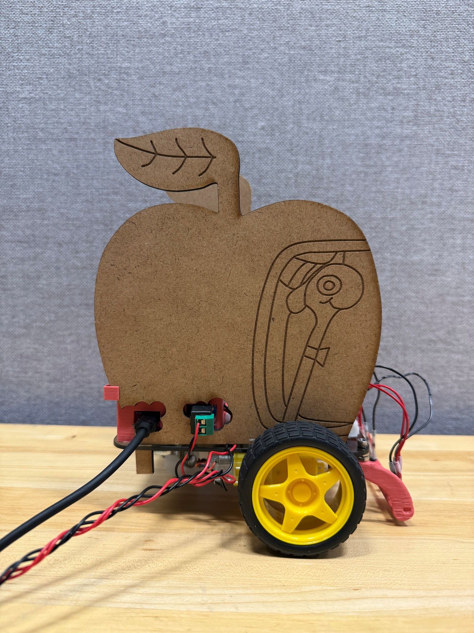 Apple-shaped line-tracking vehicle